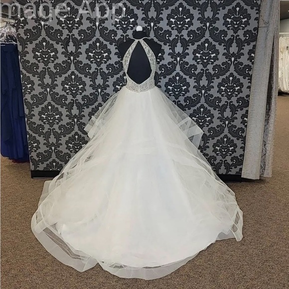 I’m selling my beautiful wedding gown. I’ve never felt as stunning as in this. - Picture 7 of 8